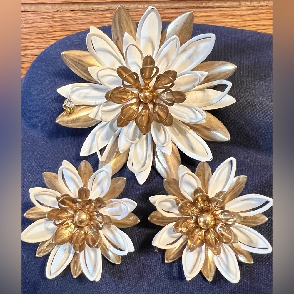 Vtg 60s Sarah Coventry "Water Lily" Gold Tone & Ivory Enamel Brooch & Earrings - Picture 2 of 5
